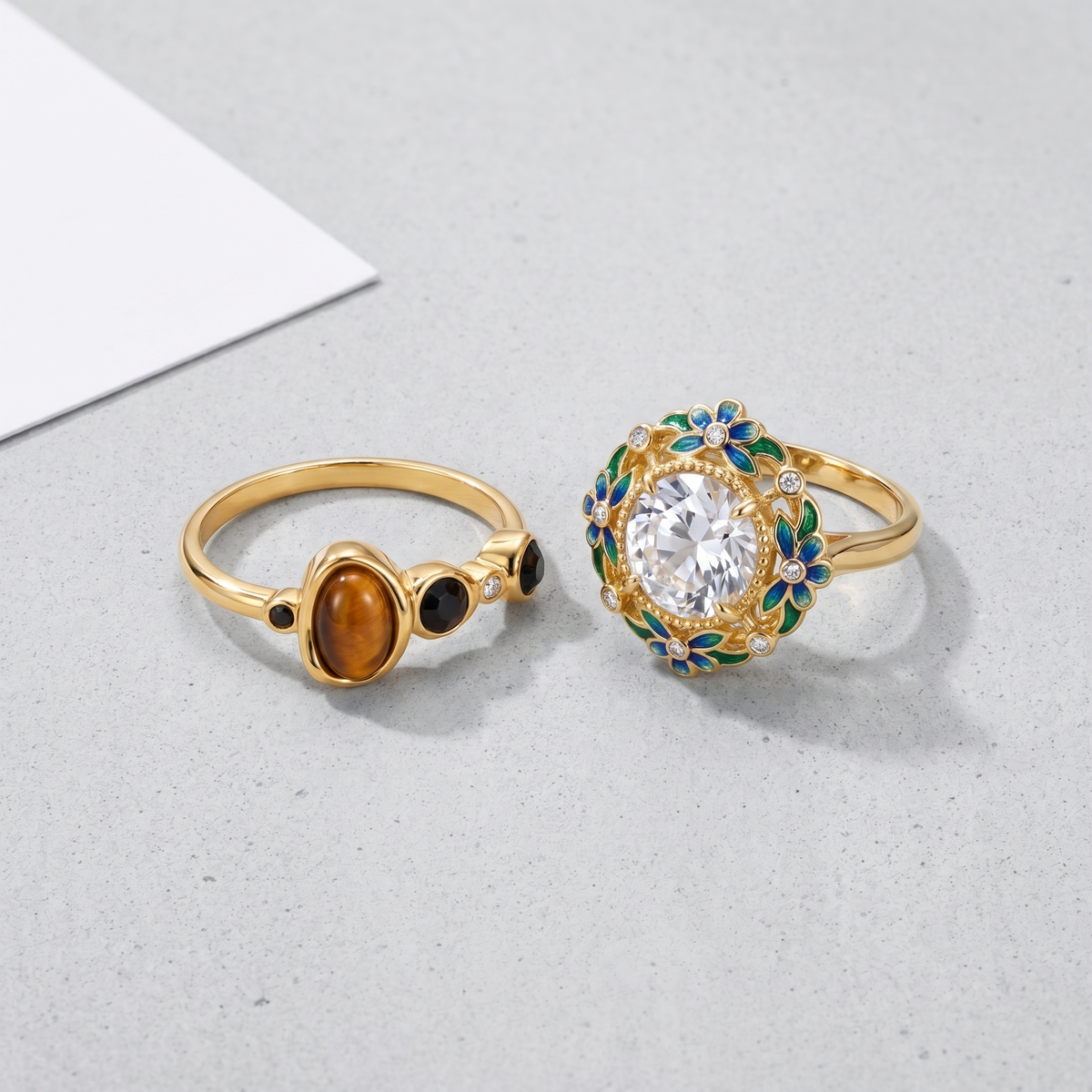 Anello vintage pietra color ambra placcato oro 18K abbinato ad altri gioielli UpperEast