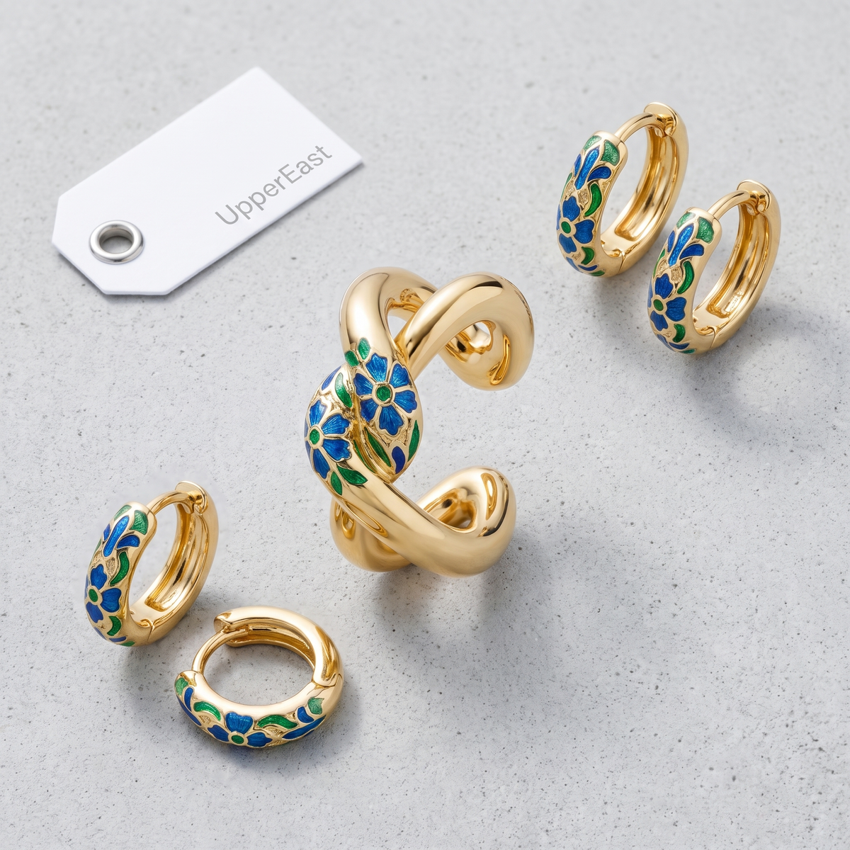 Ear cuff twist sin agujero bañado en oro de 18K combinado con otras joyas UpperEast