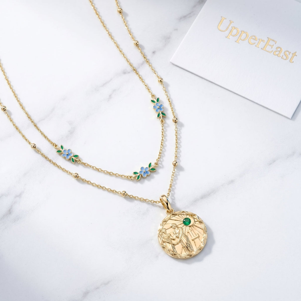 Collar zodiaco personalizado bañado en oro de 18K combinado con otras joyas UpperEast