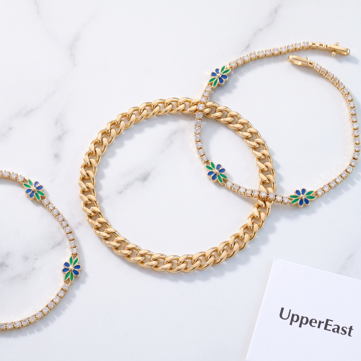 Pulsera de cadena cubana fina bañada en oro de 18K combinada con otras joyas UpperEast