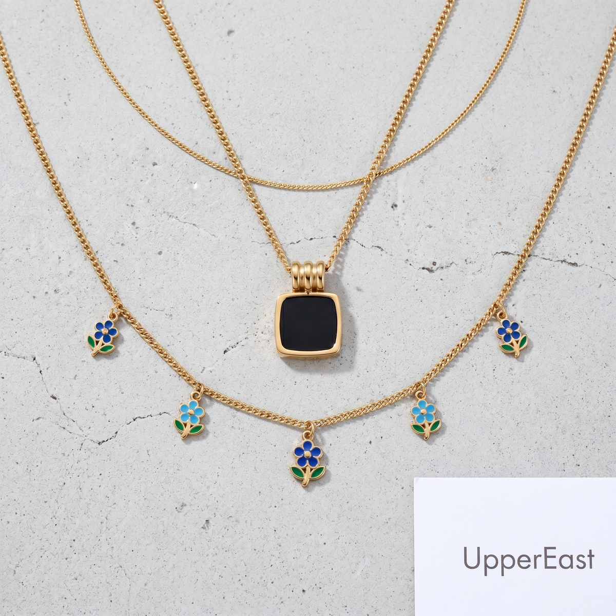 Collar con colgante de concha negra bañado en oro de 18K combinado con otras joyas UpperEast