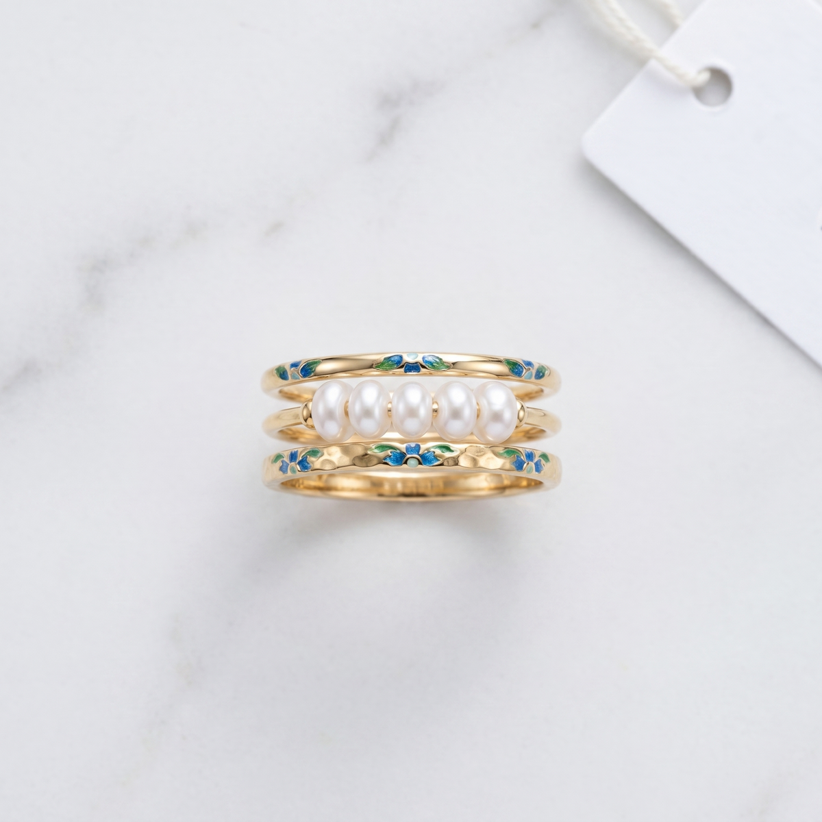 Anillo fino con 5 perlitas bañado en oro de 18K combinado con otras joyas UpperEast