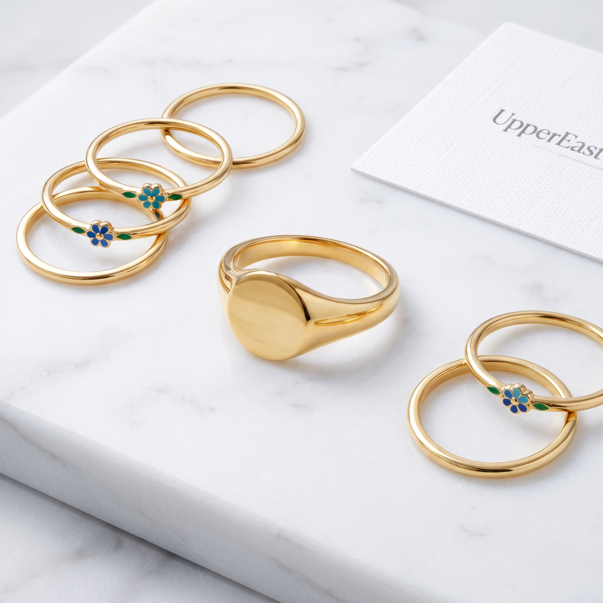 Anillo sello ovalado liso bañado en oro de 18K combinado con otras joyas UpperEast