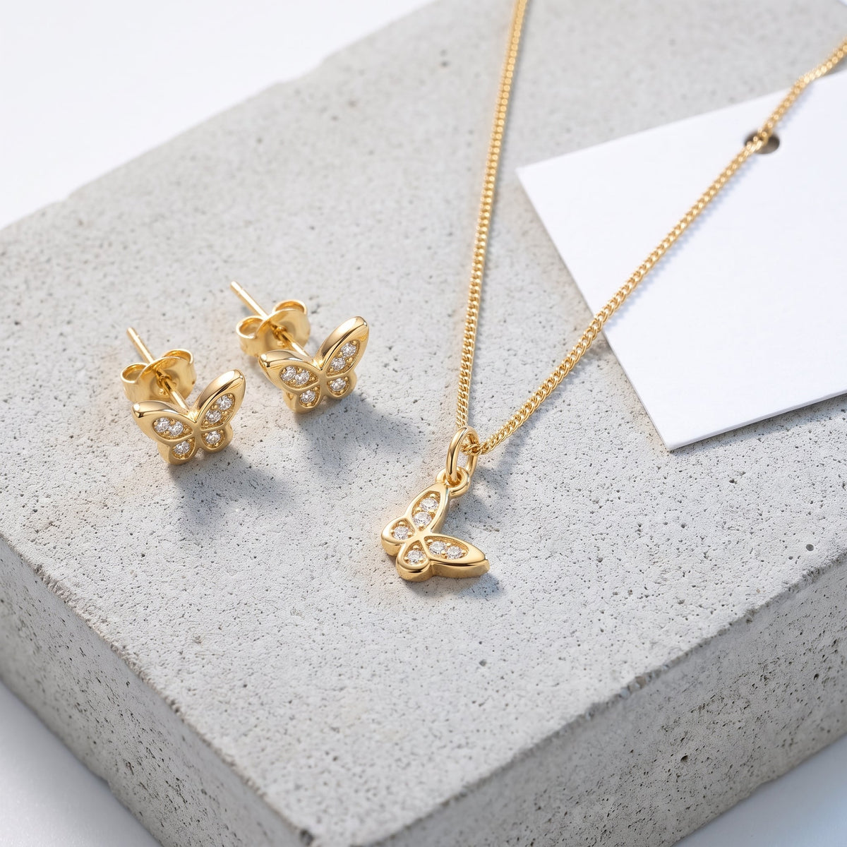 Collar con mariposa bañado en oro de 18K combinado con otras joyas UpperEast