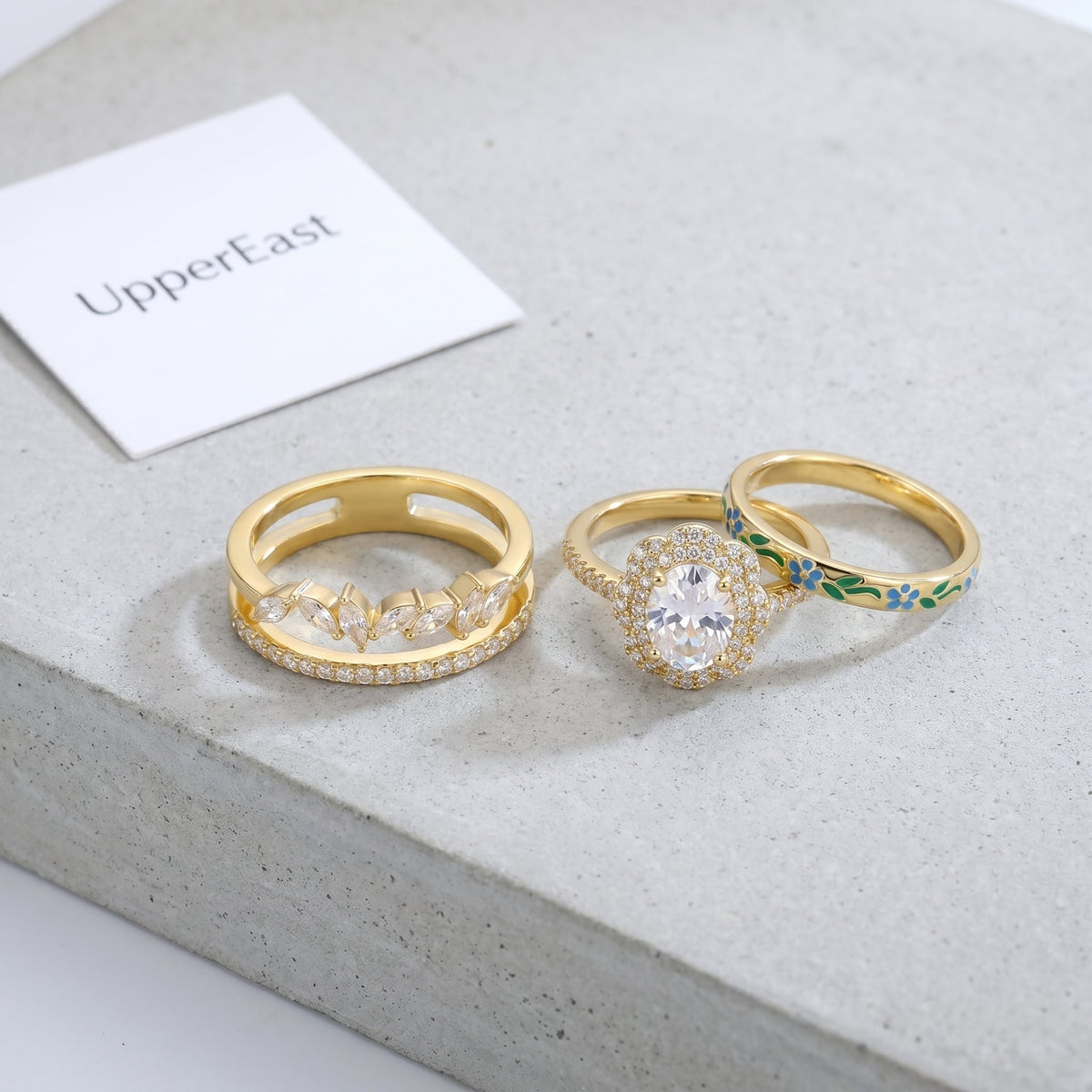 Anillo flor pavé con cristal bañado en oro de 18K combinado con otras joyas UpperEast