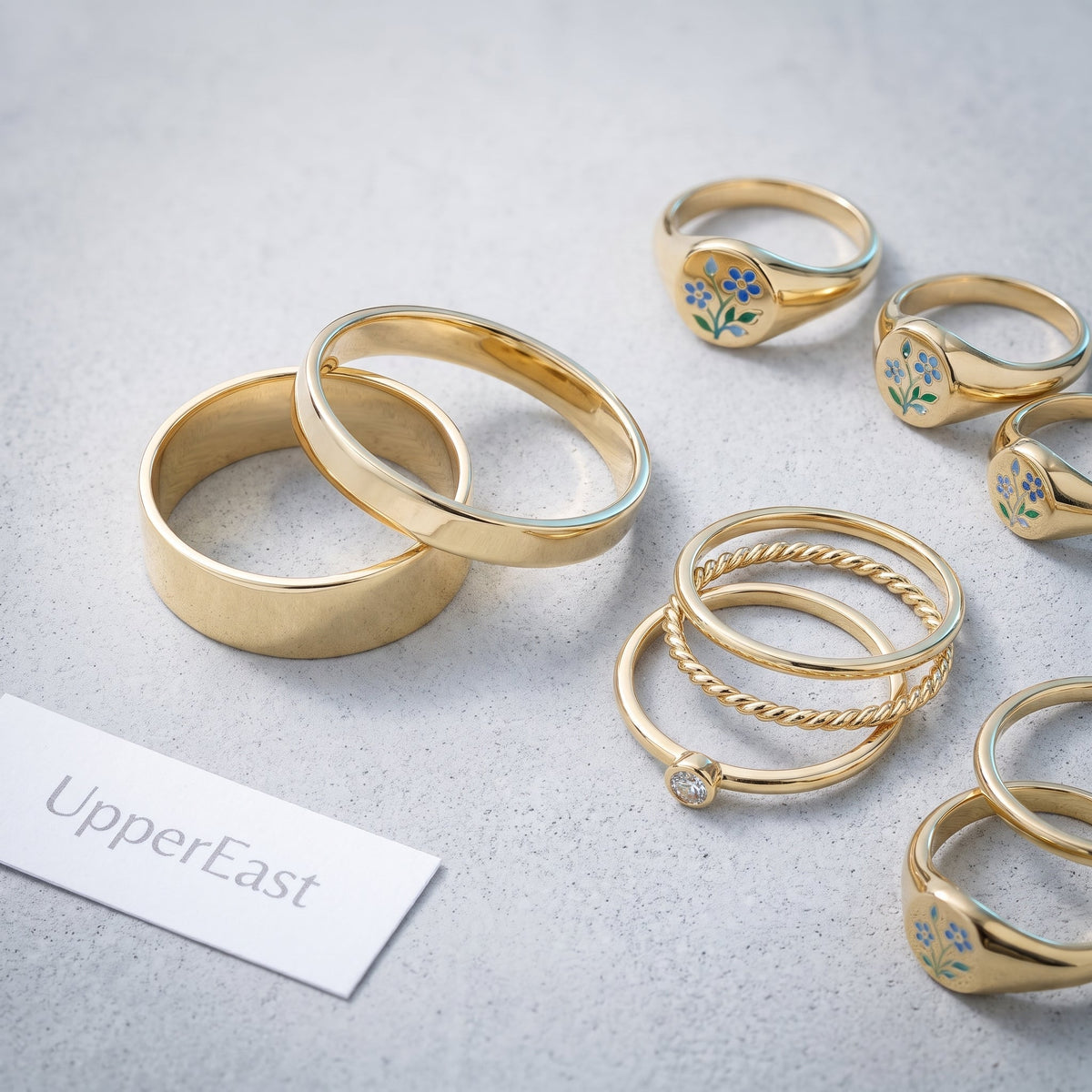 Set de 3 anillos lisos para apilar bañados en oro de 18K combinados con otras joyas UpperEast