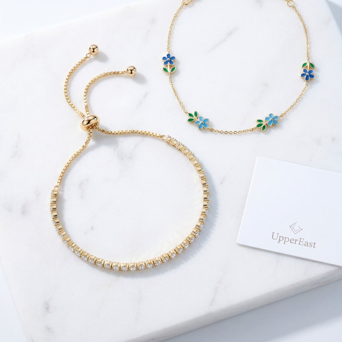 Pulsera tennis ajustable bañada en oro de 18K combinada con otras joyas UpperEast