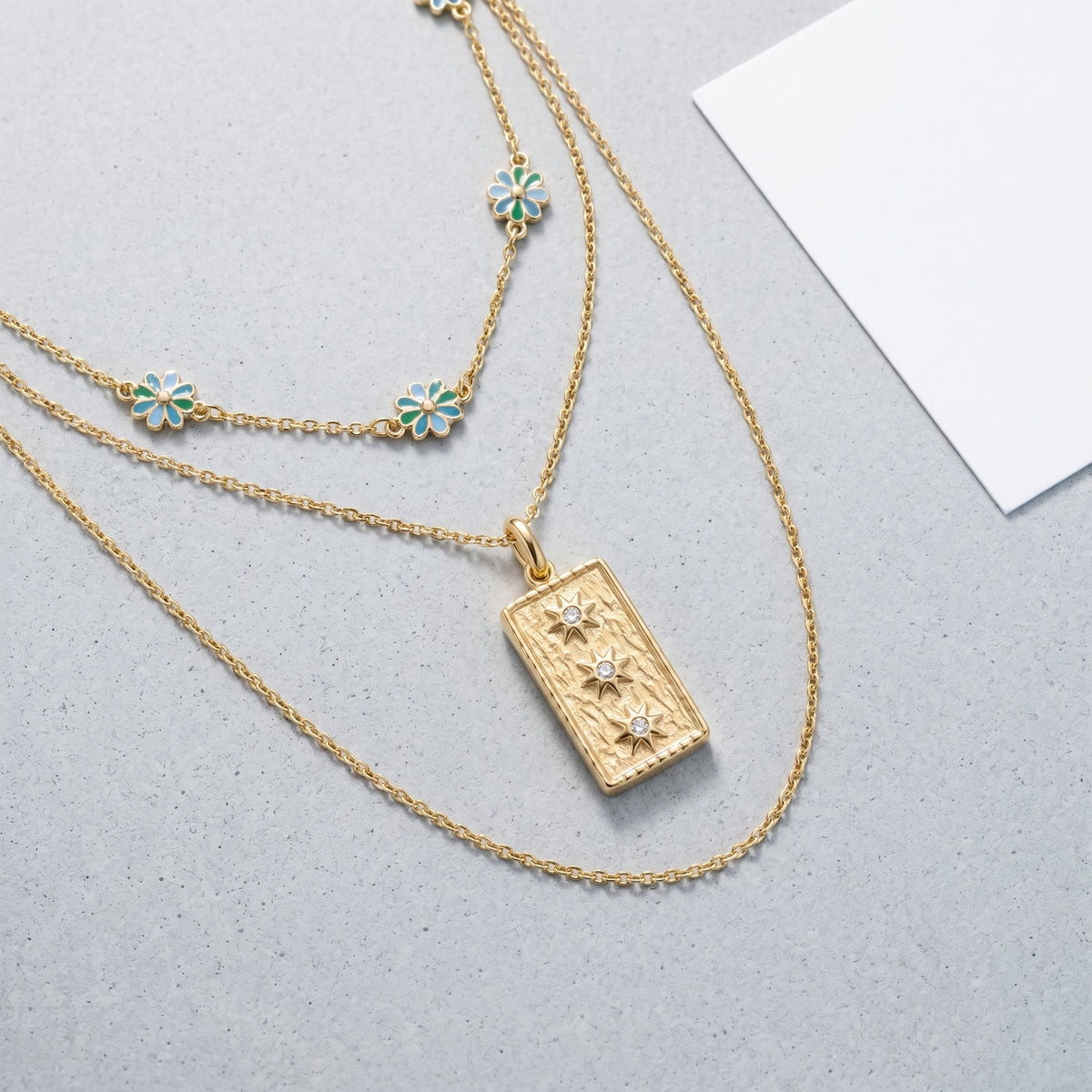 Charm estrella para collar bañado en oro de 18K combinado con otras joyas UpperEast