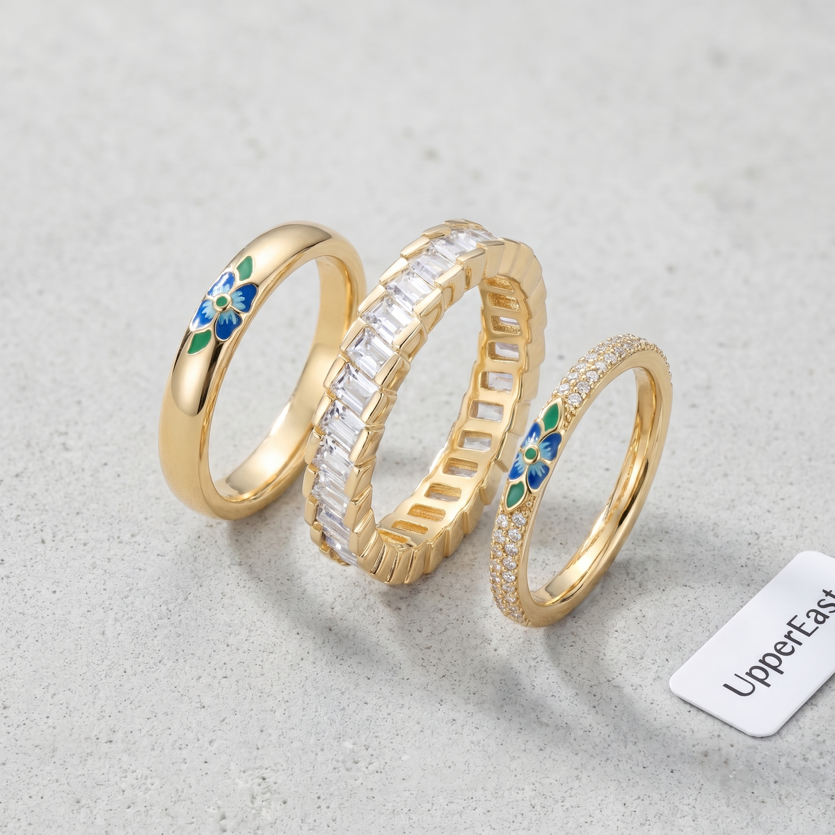 Anillo eternity con circonitas talla princesa bañado en oro de 18K combinado con otras joyas UpperEast