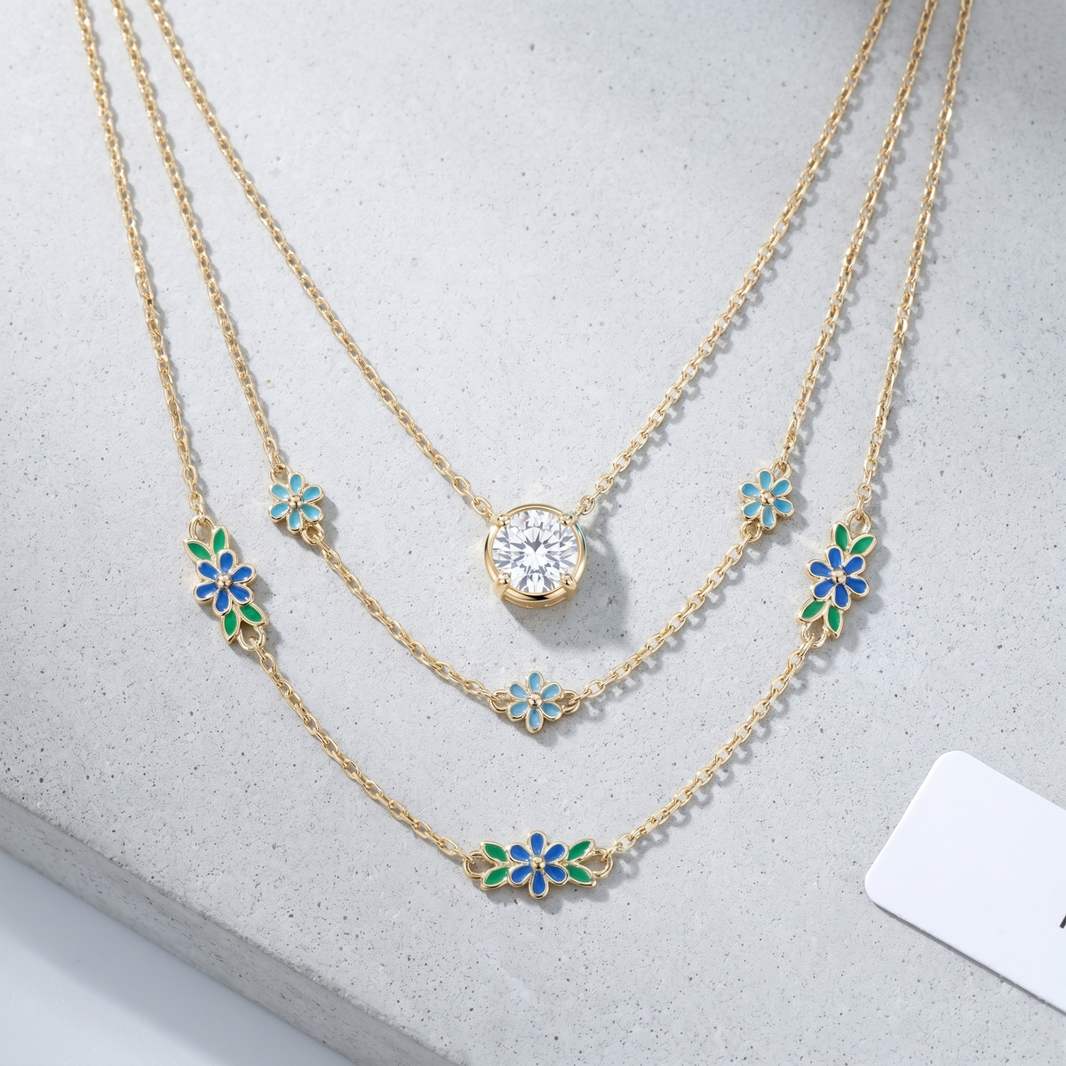 Collar punto de luz mini con circonita bañado en oro de 18K combinado con otras joyas UpperEast