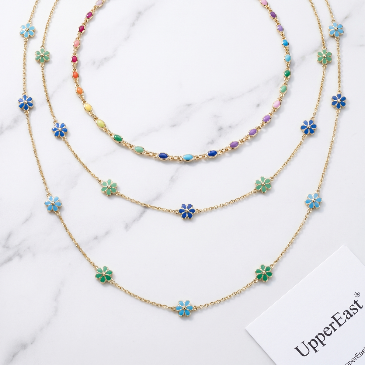 Gargantilla arcoíris de piedras de colores bañada en oro de 18K combinada con otras joyas UpperEast