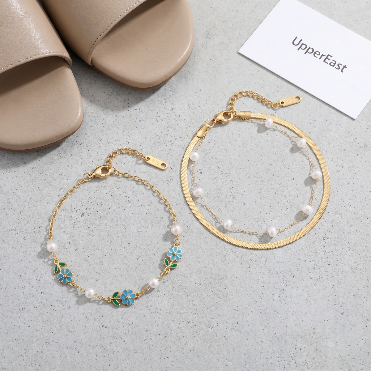 Tobillera doble de cadena snake bañada en oro de 18K combinada con otras joyas UpperEast