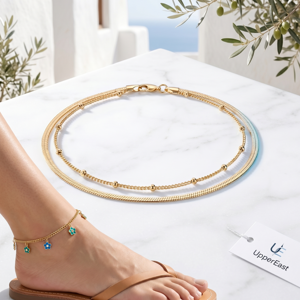 Tobillera doble en capas bañada en oro de 18K combinada con otras joyas UpperEast
