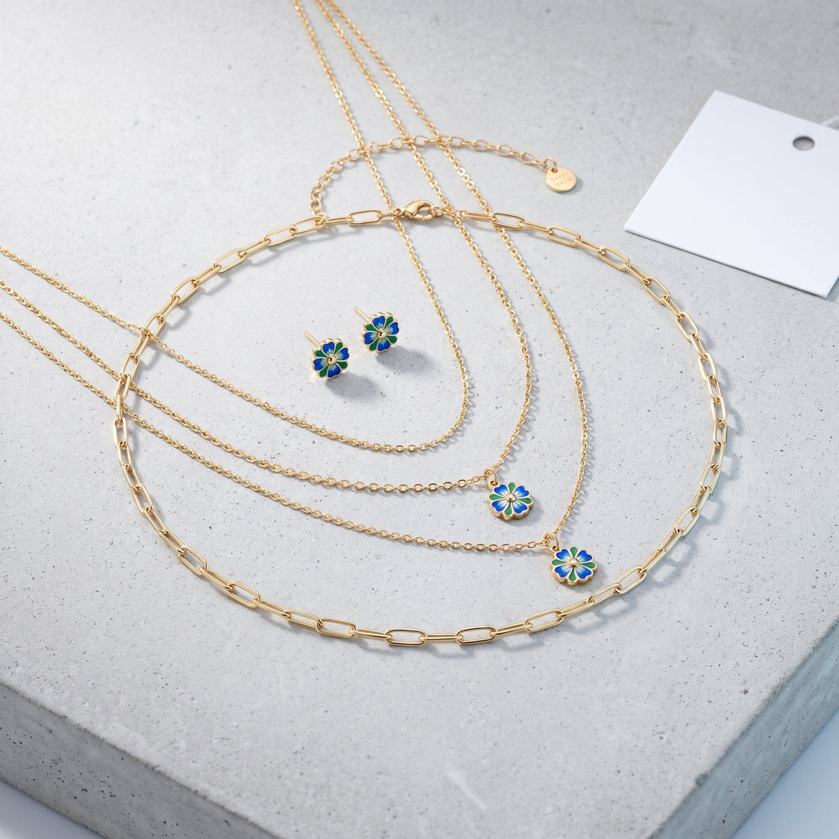 Collana catena paperclip placcata oro 18K abbinata ad altri gioielli UpperEast