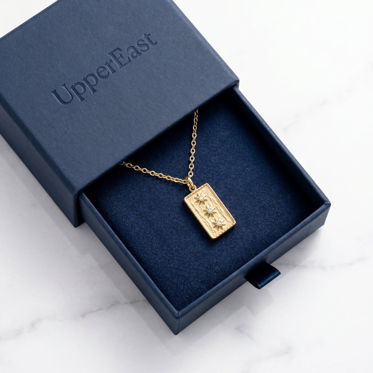 Charm estrella para collar bañado en oro de 18K en el estuche UpperEast