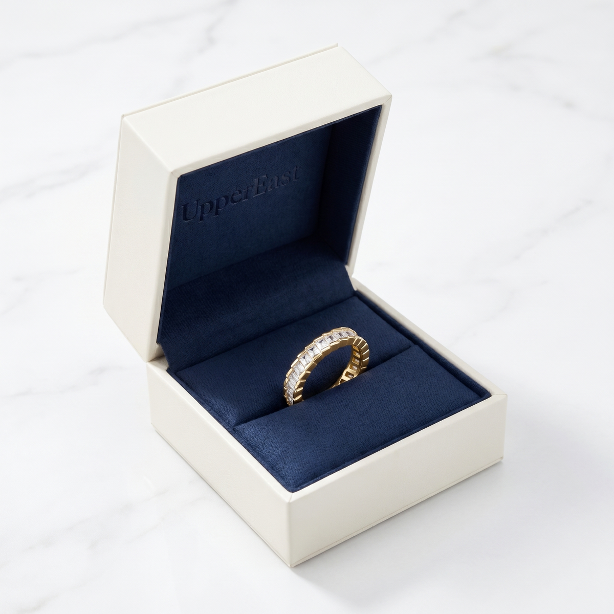Anillo eternity con circonitas talla princesa bañado en oro de 18K en el estuche UpperEast