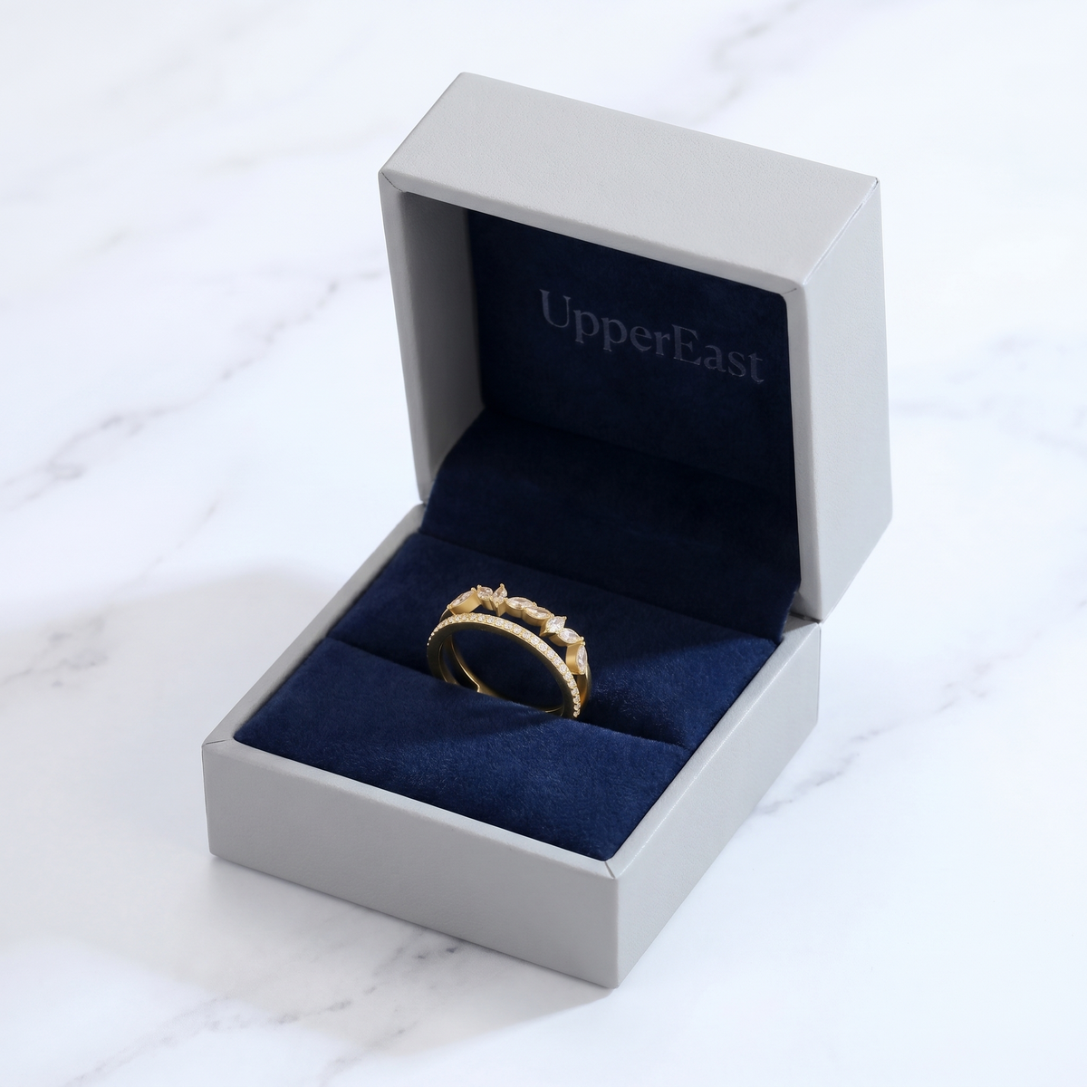 Anillo flor pavé con cristal bañado en oro de 18K en el estuche UpperEast
