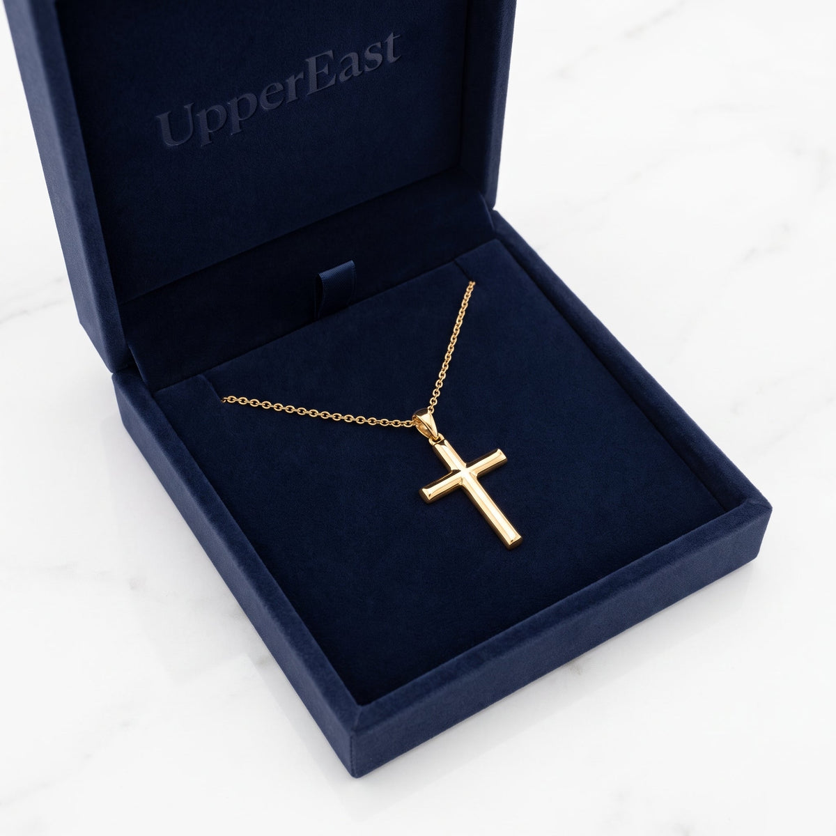 Collar con cruz pequeña bañado en oro de 18K en el estuche UpperEast