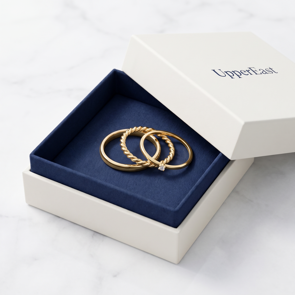 Set de 3 anillos lisos para apilar bañados en oro de 18K en el estuche UpperEast