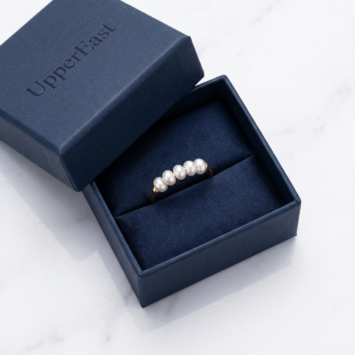 Anillo fino con 5 perlitas bañado en oro de 18K en el estuche UpperEast