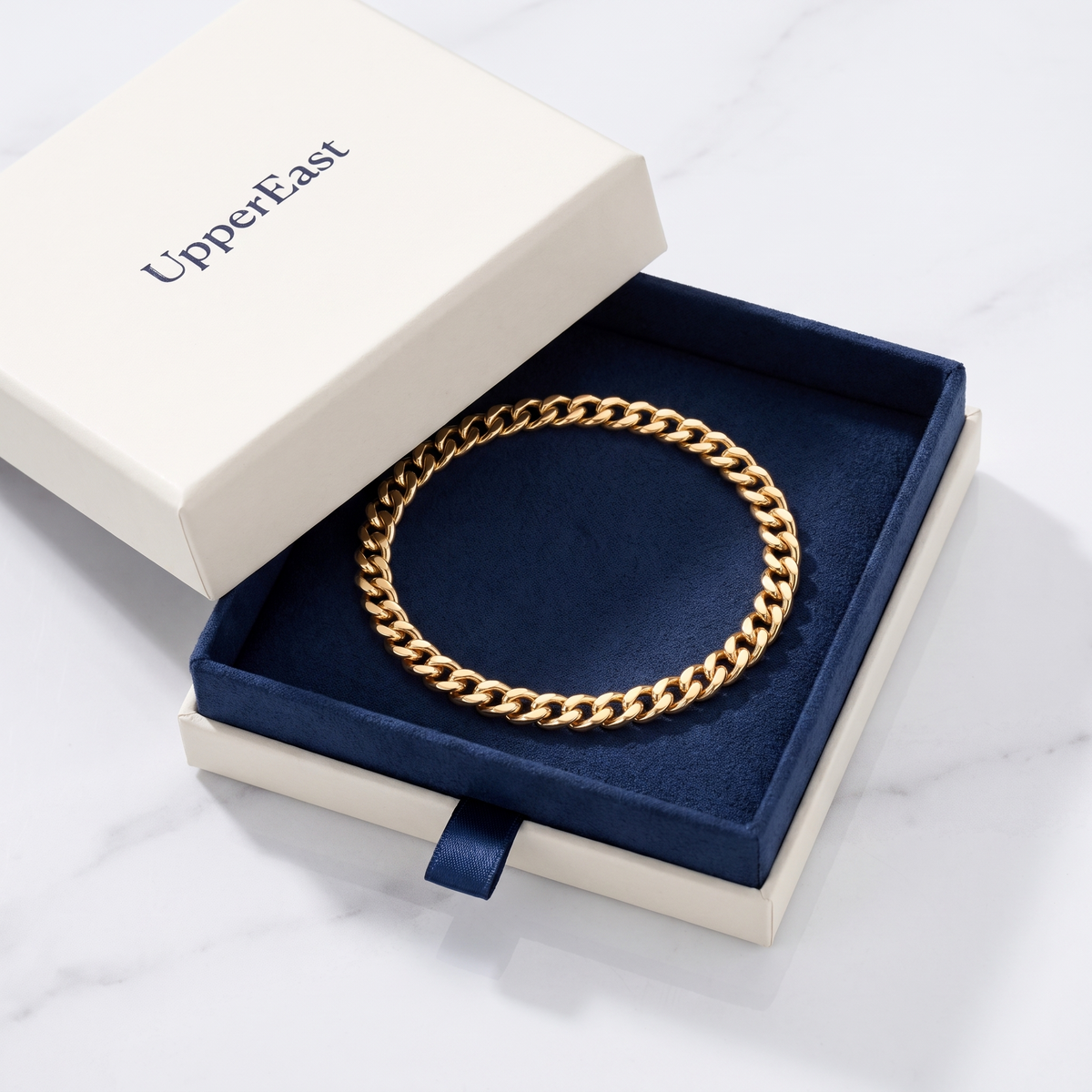 Pulsera de cadena cubana fina bañada en oro de 18K en el estuche UpperEast