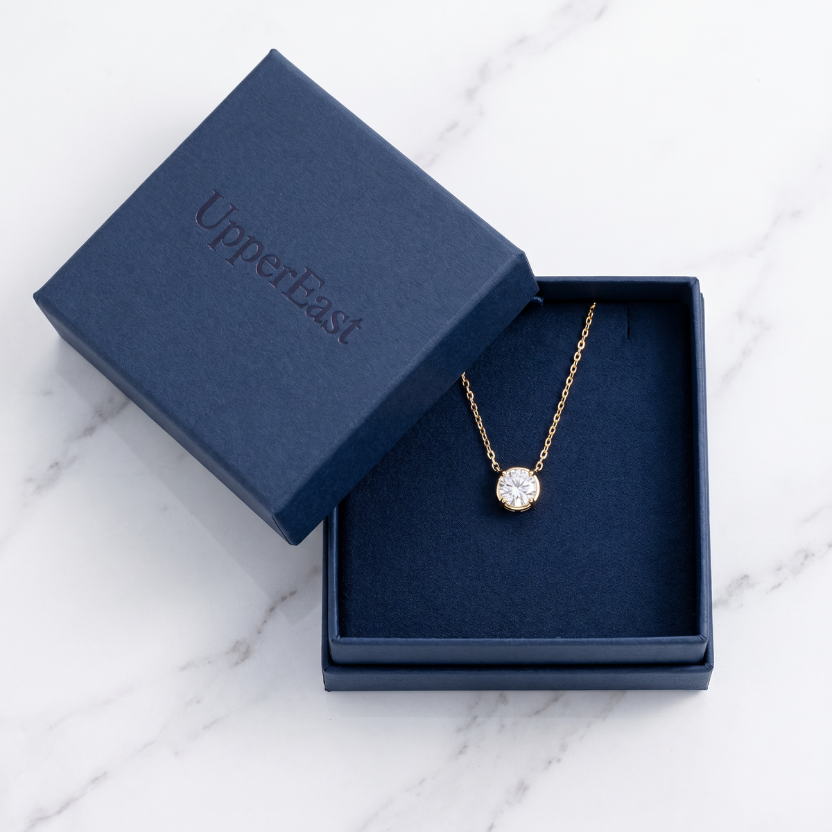 Collar punto de luz mini con circonita bañado en oro de 18K en el estuche UpperEast