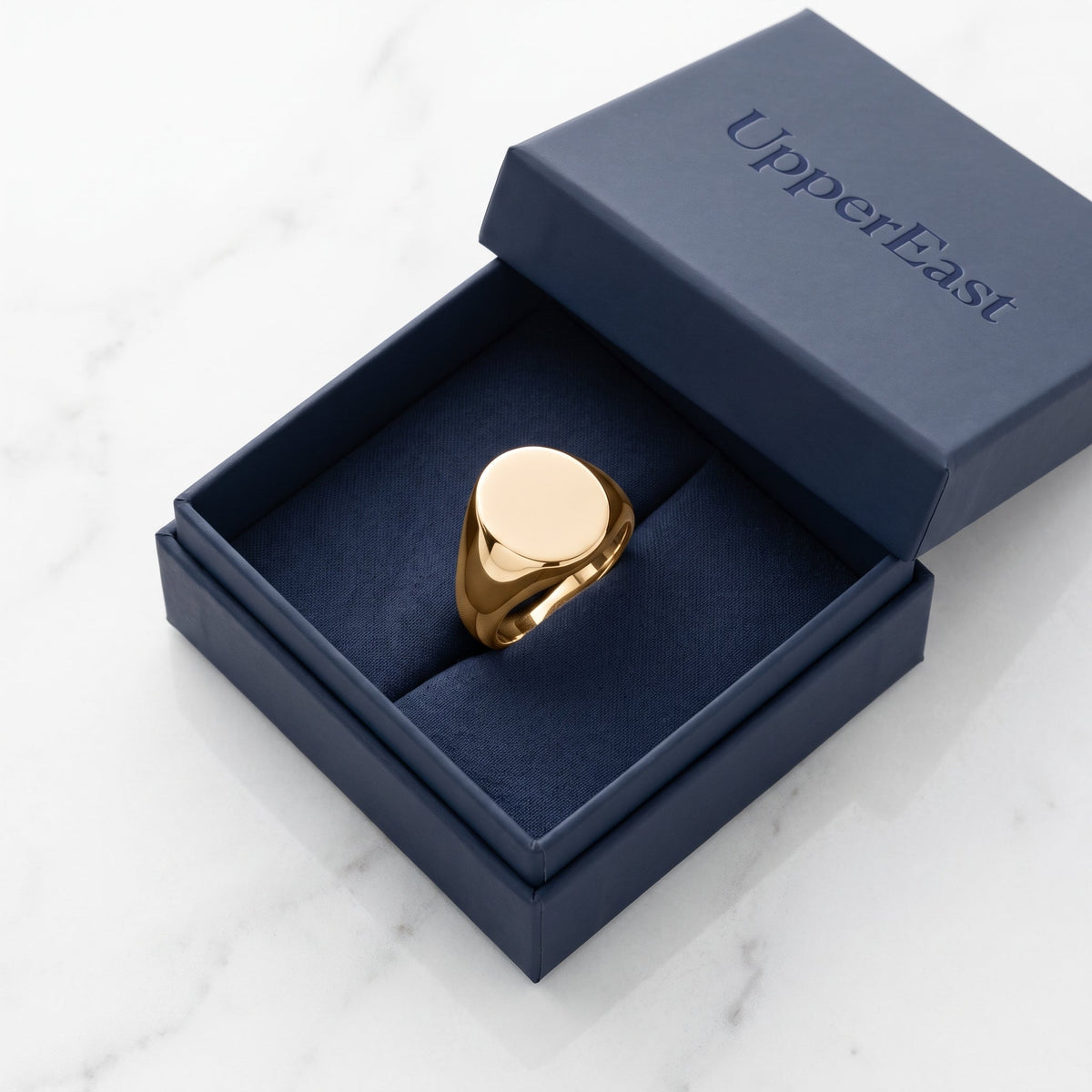 Anillo sello ovalado liso bañado en oro de 18K en el estuche UpperEast