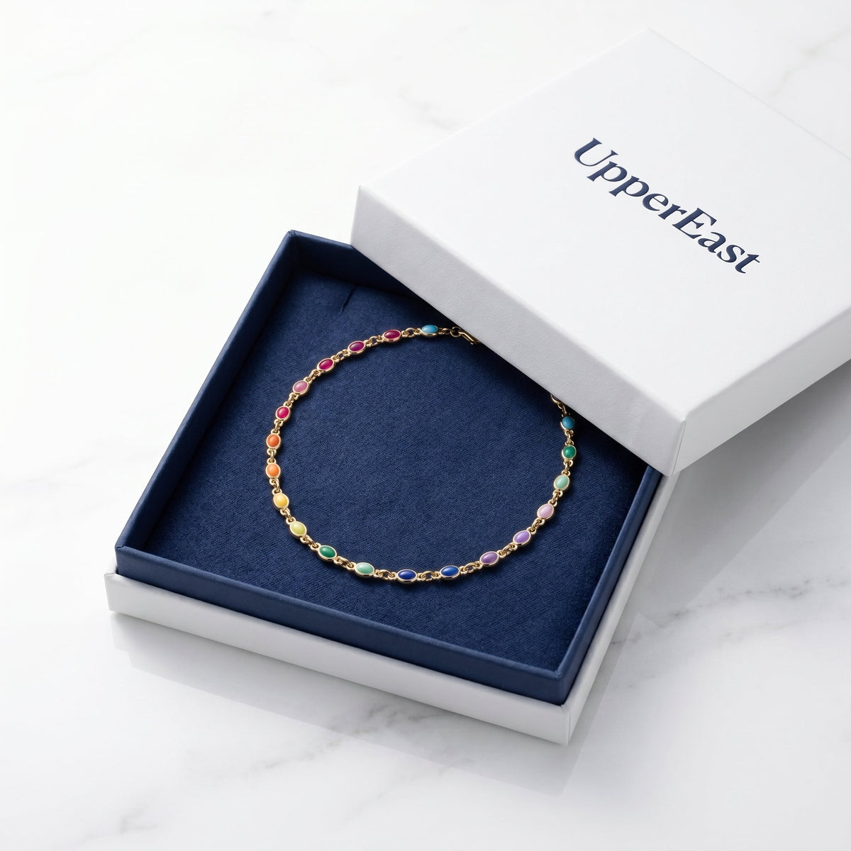 Gargantilla arcoíris de piedras de colores bañada en oro de 18K en el estuche UpperEast
