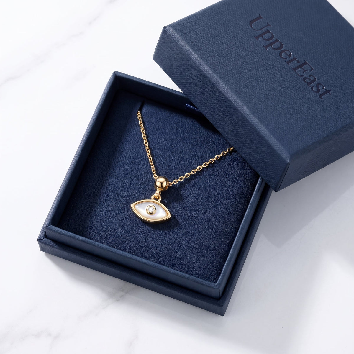 Collar amuleto ojo turco bañado en oro de 18K en el estuche UpperEast