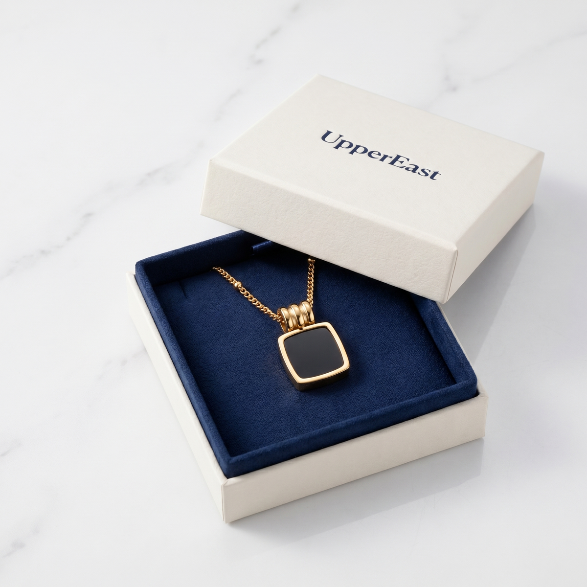 Collar con colgante de concha negra bañado en oro de 18K en el estuche UpperEast