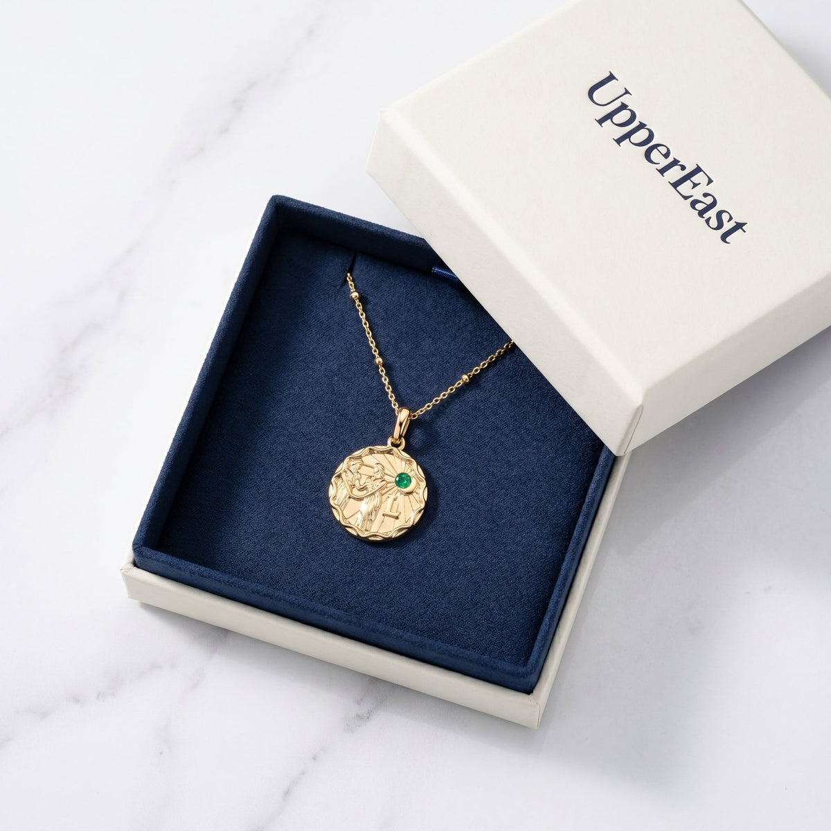 Collar zodiaco personalizado bañado en oro de 18K en el estuche UpperEast
