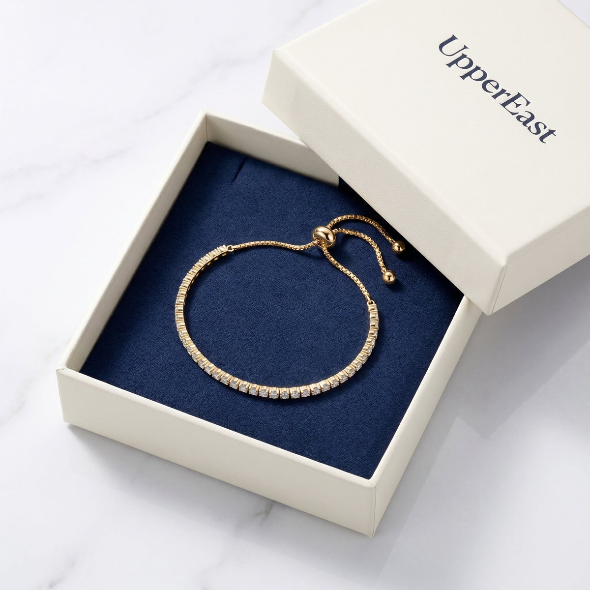 Pulsera tennis ajustable bañada en oro de 18K en el estuche UpperEast