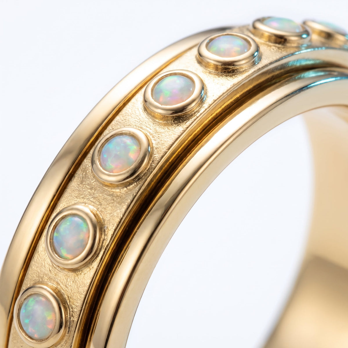 Anillo antiestrés giratorio bañado en oro de 18K, detalle de cerca