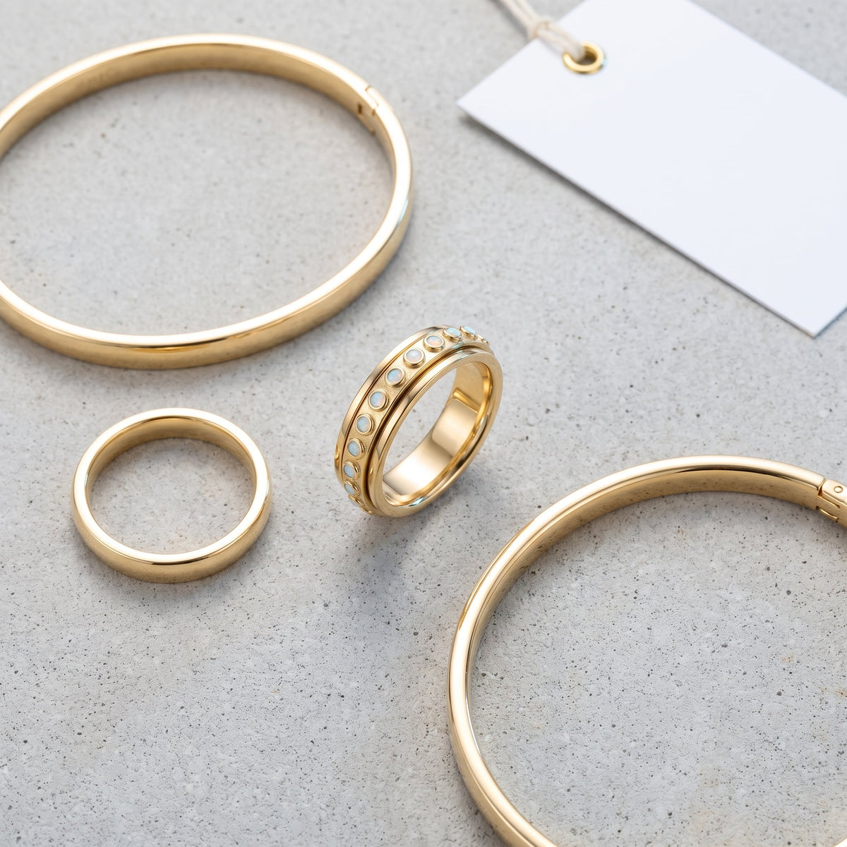 Anillo antiestrés giratorio bañado en oro de 18K combinado con otras joyas UpperEast