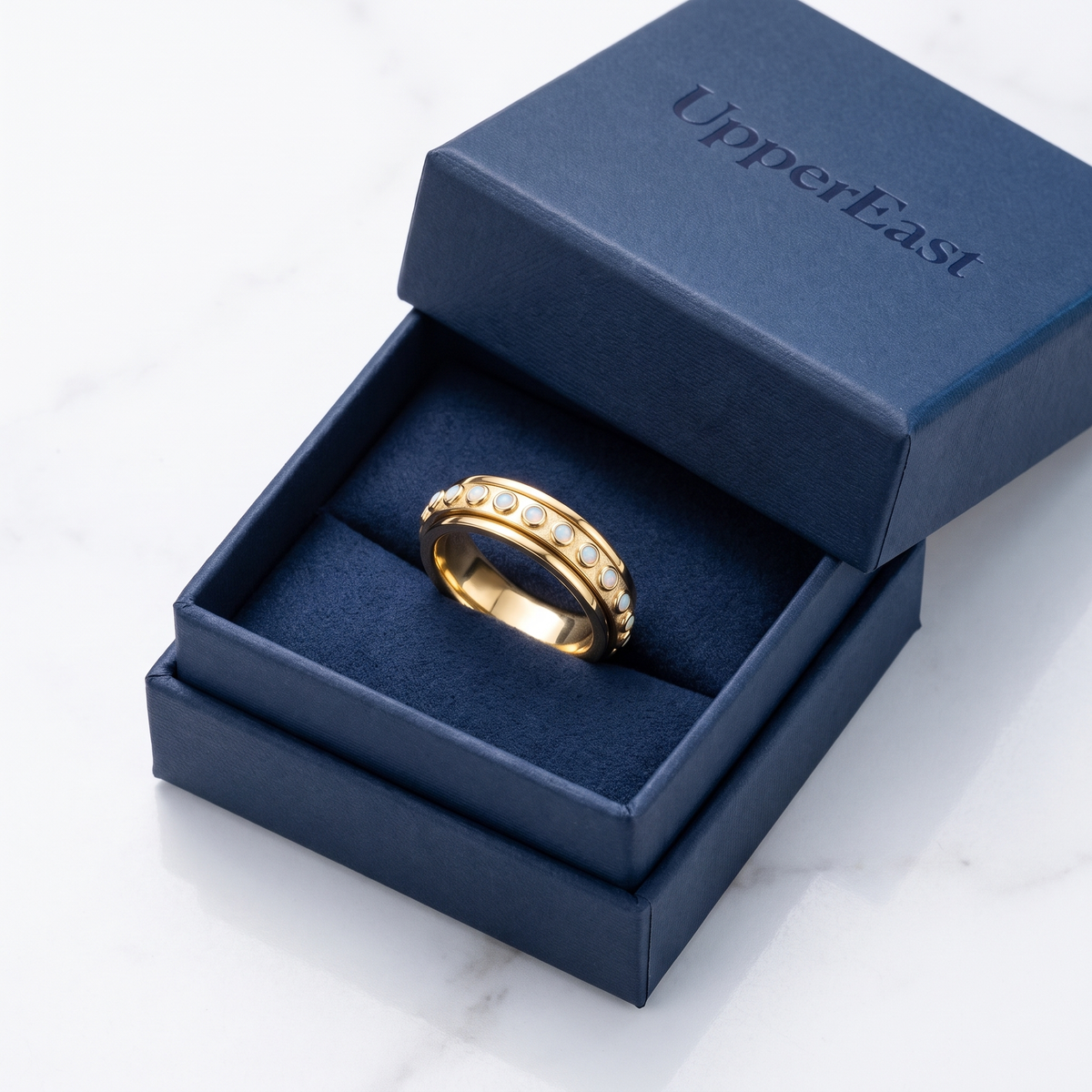 Anillo antiestrés giratorio bañado en oro de 18K en el estuche UpperEast
