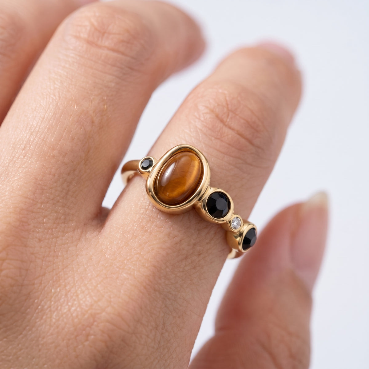 Anello vintage pietra color ambra placcato oro 18K indossato, primo piano