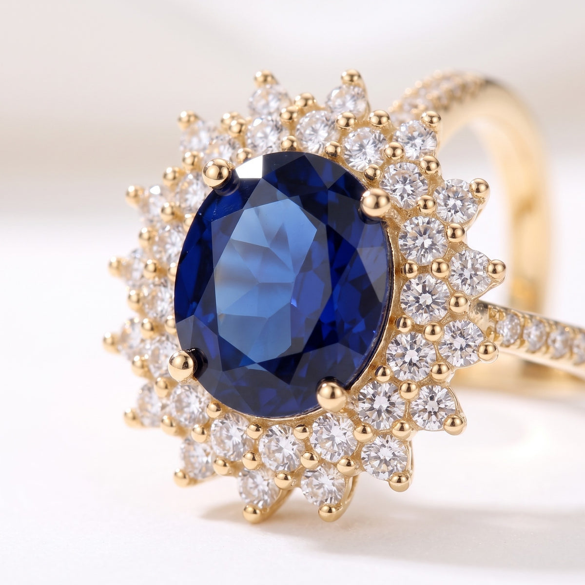 Anello con pietra blu e zirconi placcato oro 18K, dettaglio ravvicinato