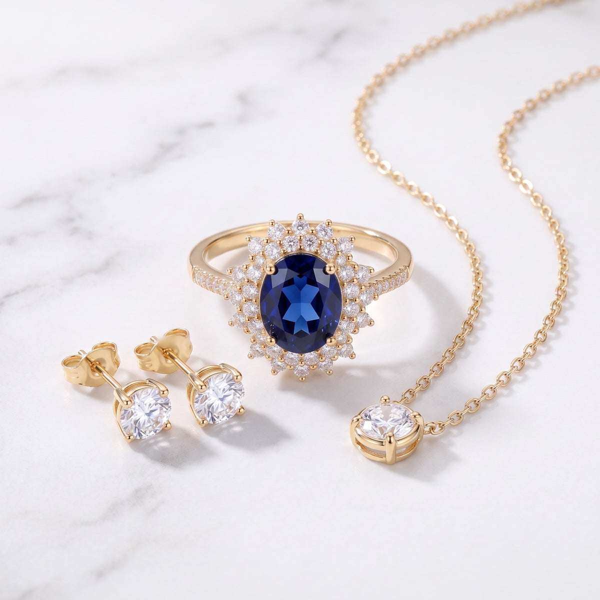 Anello con pietra blu e zirconi placcato oro 18K abbinato ad altri gioielli UpperEast