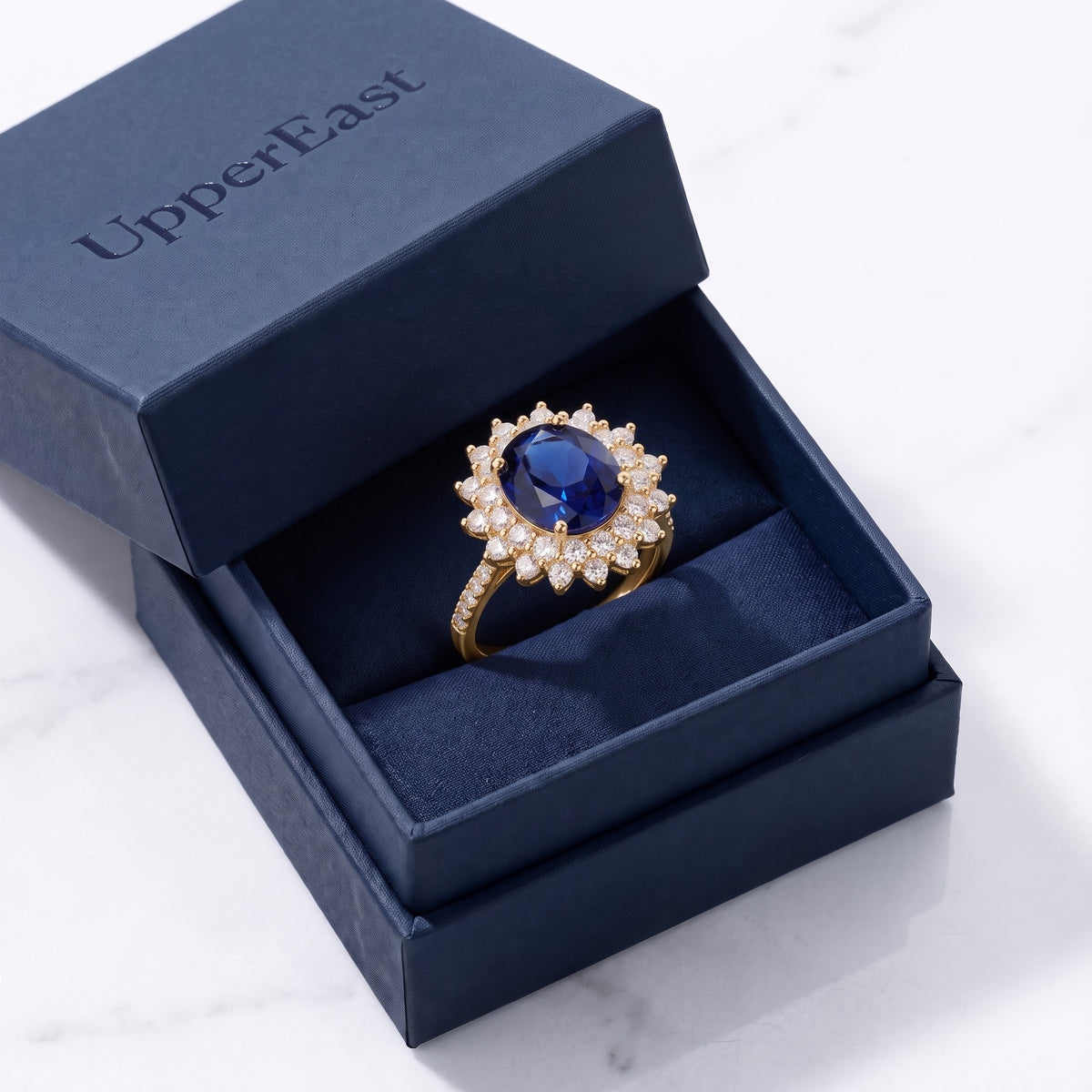 Anello con pietra blu e zirconi placcato oro 18K nella confezione UpperEast