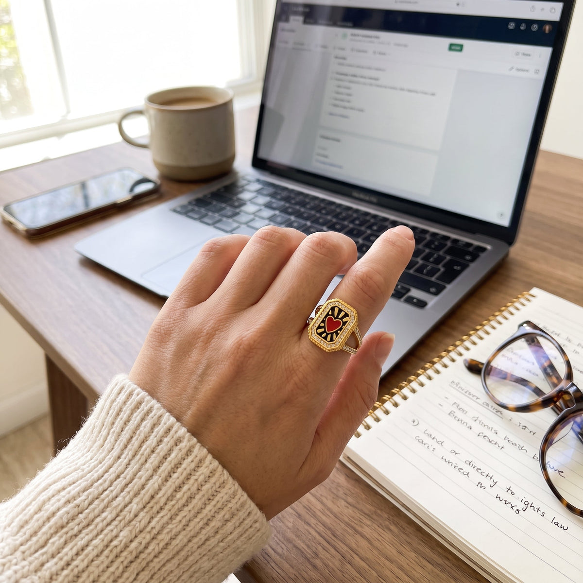 Anillo corazón rojo vintage bañado en oro de 18K puesto en un look de diario