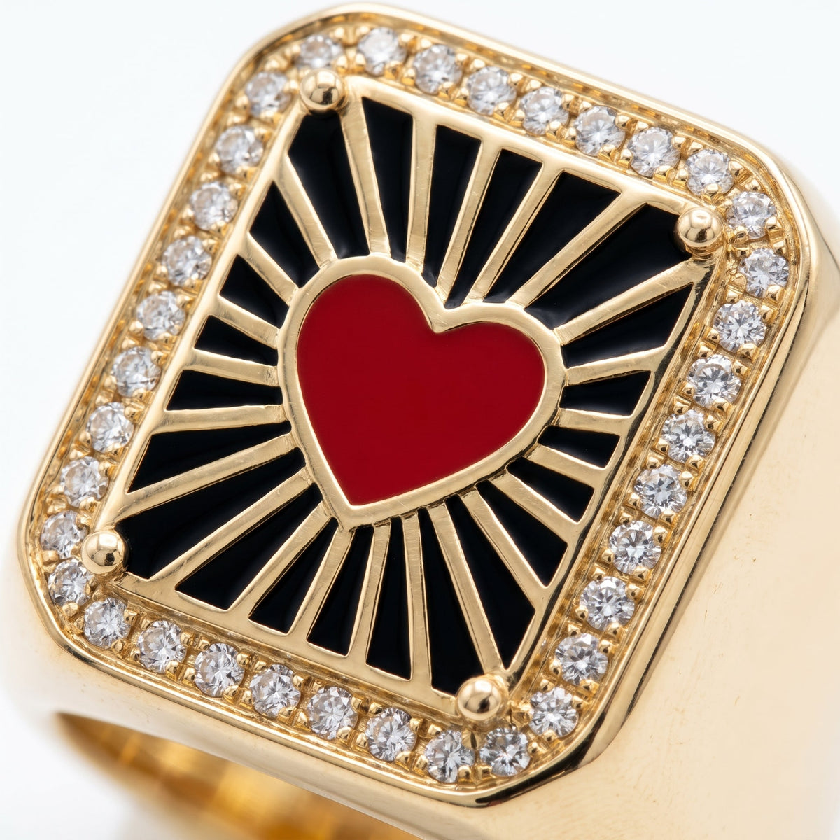 Anillo corazón rojo vintage bañado en oro de 18K, detalle de cerca