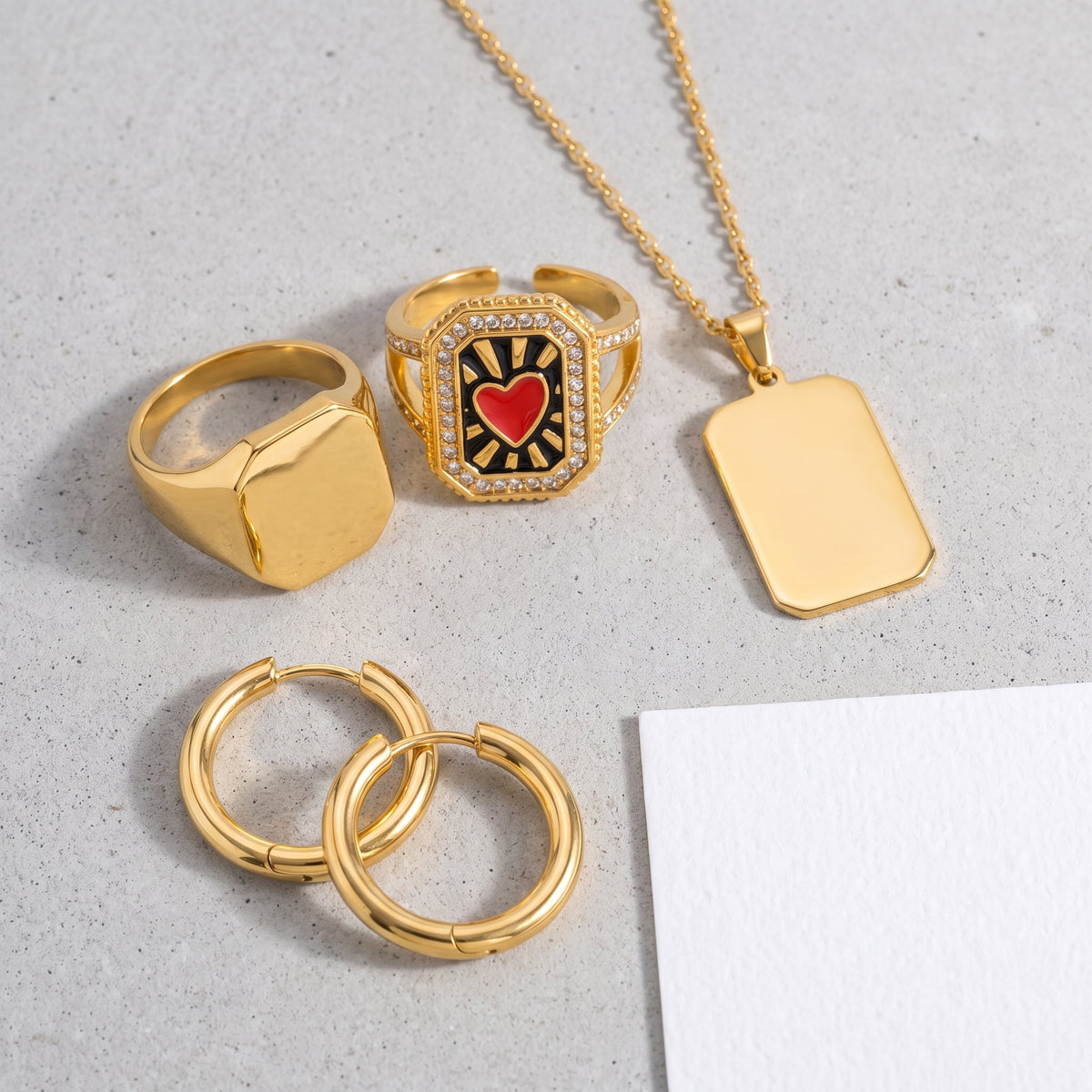 Anillo corazón rojo vintage bañado en oro de 18K combinado con otras joyas UpperEast