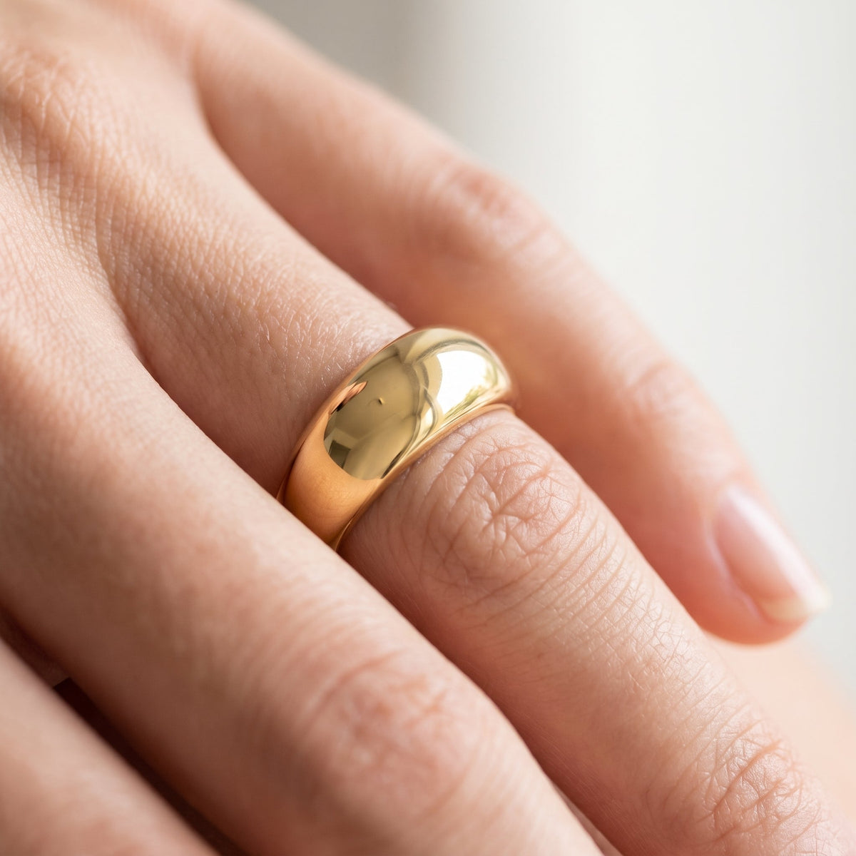 Anello bombato a cupola liscio placcato oro 18K indossato, primo piano