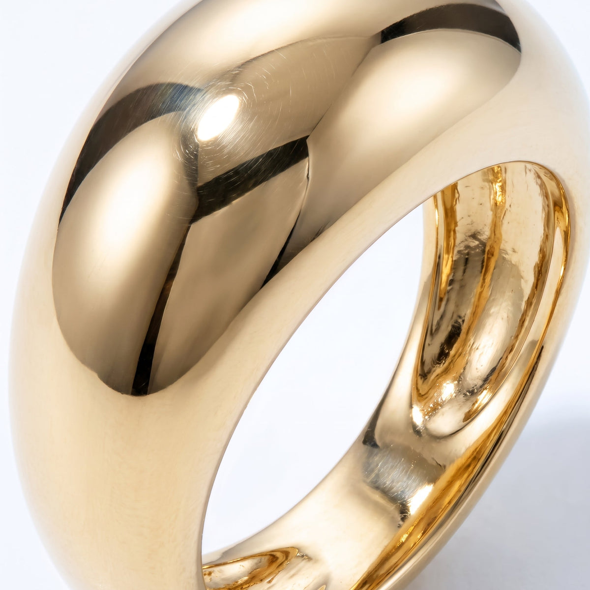 Anello bombato a cupola liscio placcato oro 18K, dettaglio ravvicinato