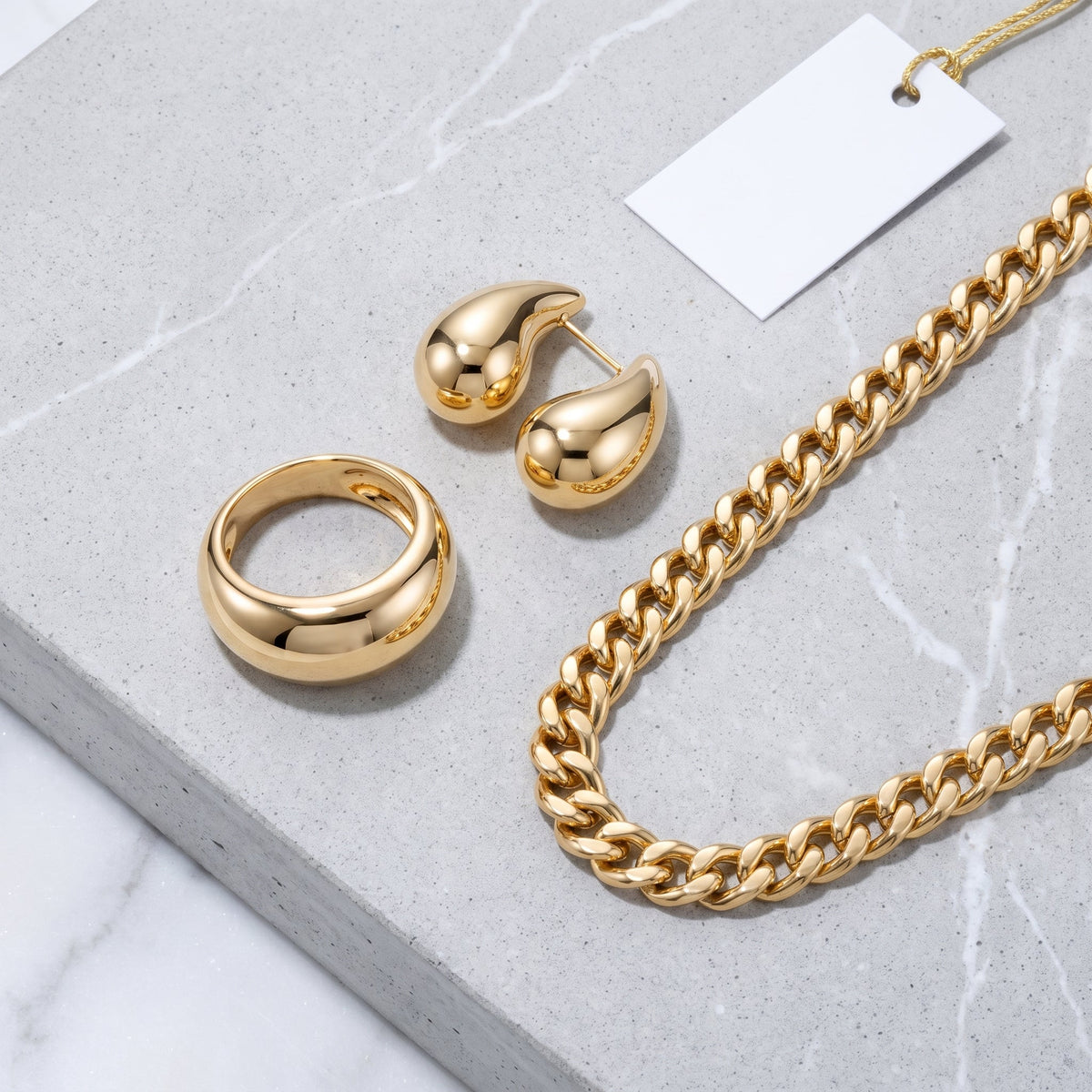 Anello bombato a cupola liscio placcato oro 18K abbinato ad altri gioielli UpperEast