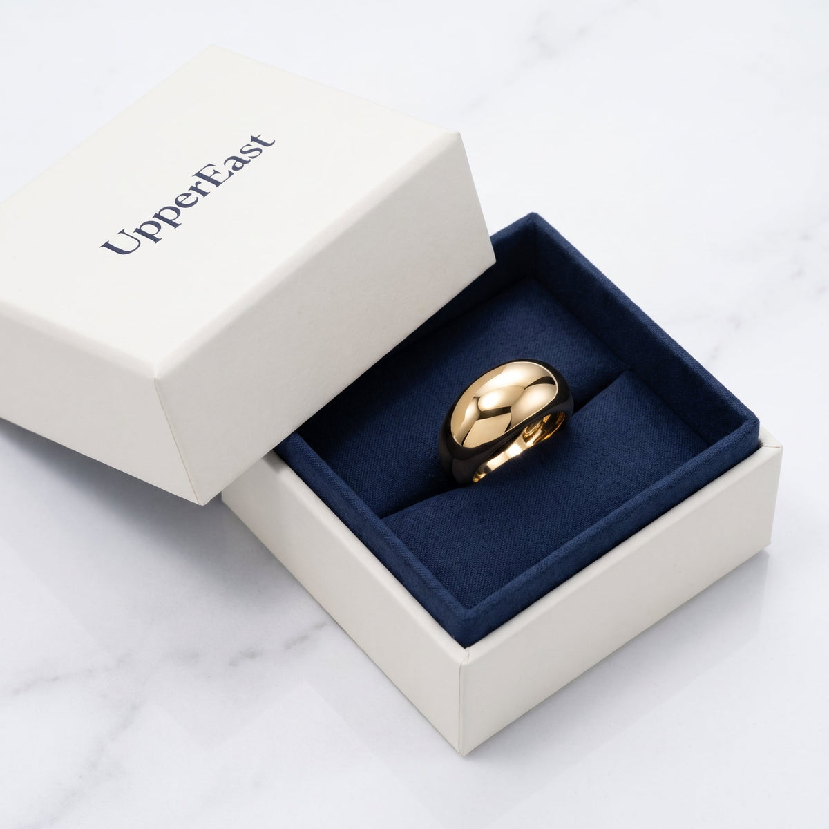 Anello bombato a cupola liscio placcato oro 18K nella confezione UpperEast