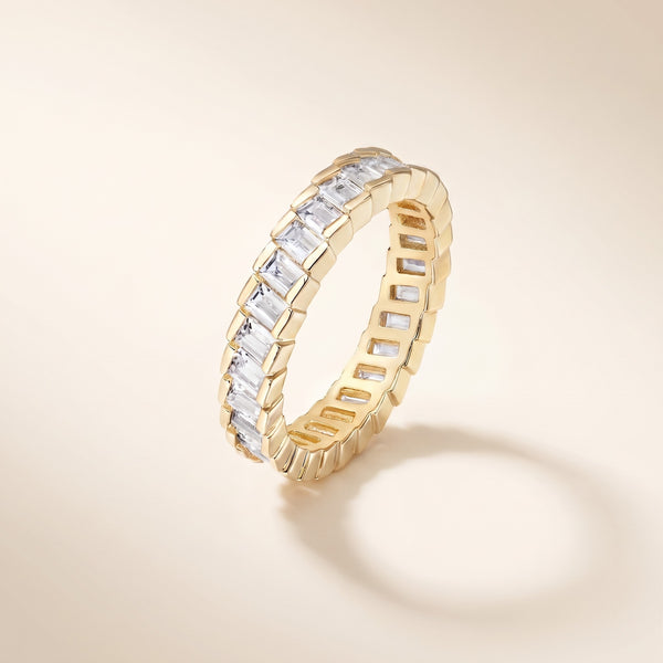 Anillo eternity con circonitas baguette bañado en oro de 18K