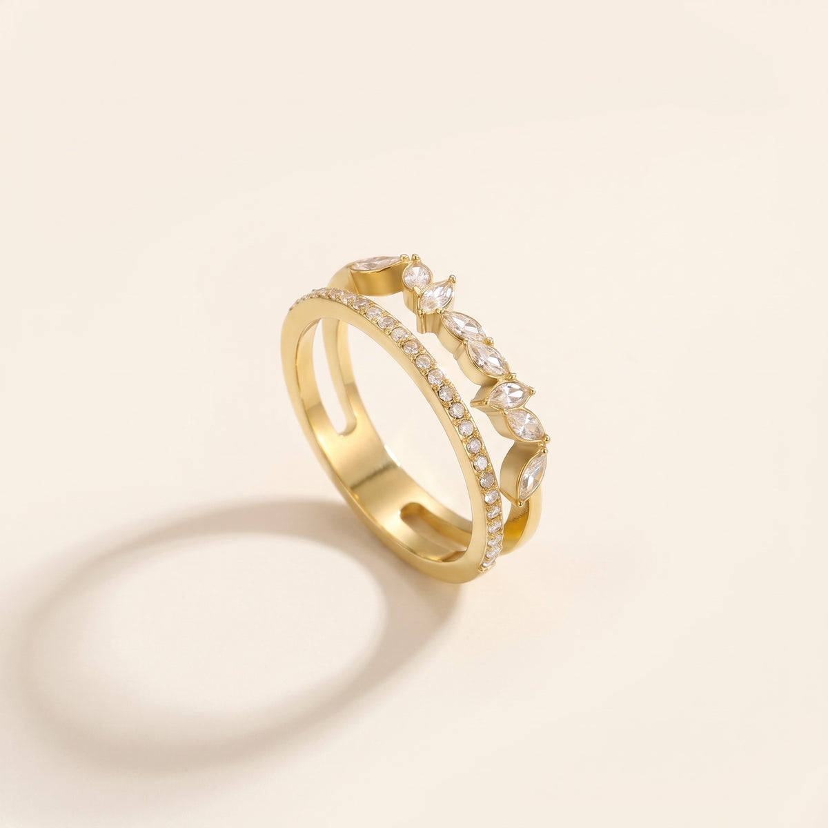 Anillo de doble banda pavé con cristales bañado en oro de 18K