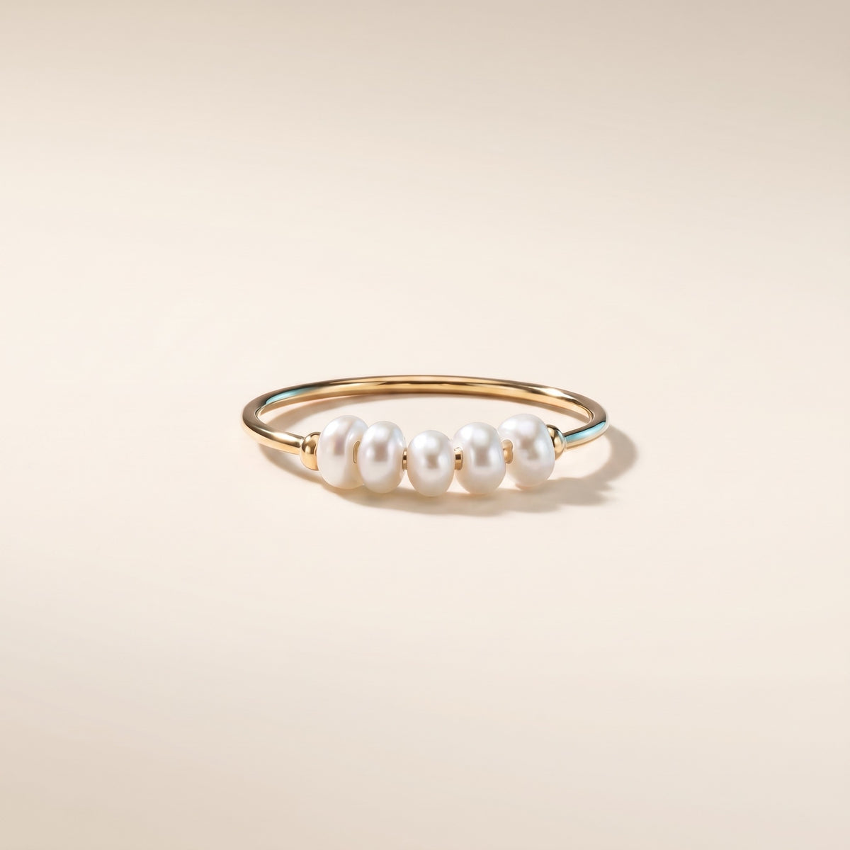 Anillo fino con 5 perlitas bañado en oro de 18K