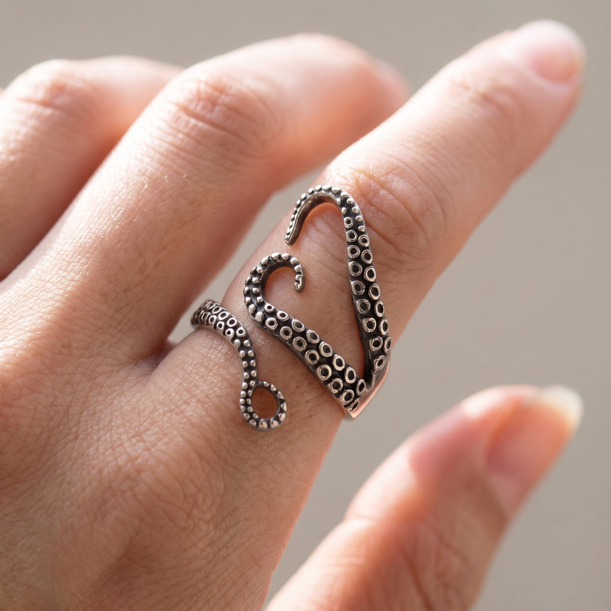 Anillo pulpo statement ajustable color plata envejecida puesto, primer plano